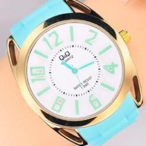 Reloj analógico Q&Q con caja dorada y correa azul de silicona. Ligero, moderno y perfecto para cualquier ocasión.