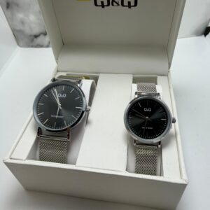 Relojes Pareja Dúo Q&Q Acero Plateado Fondo Negro + Estuche